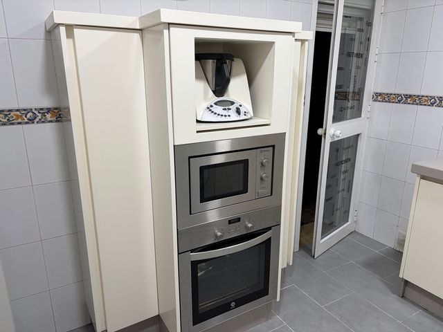 Mobiliario de cocina completo.