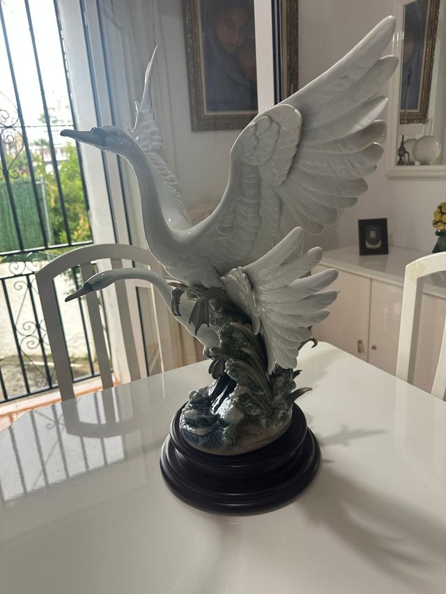 Figura Lladró Cisnes Porcelana y Madera