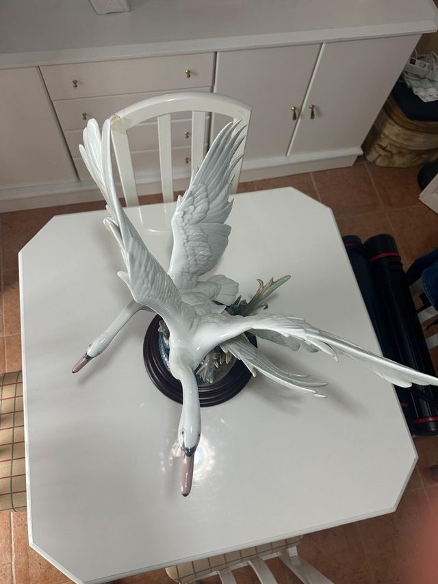 Figura Lladró Cisnes Porcelana y Madera