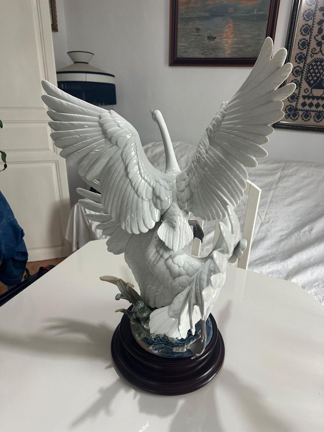 Figura Lladró Cisnes Porcelana y Madera