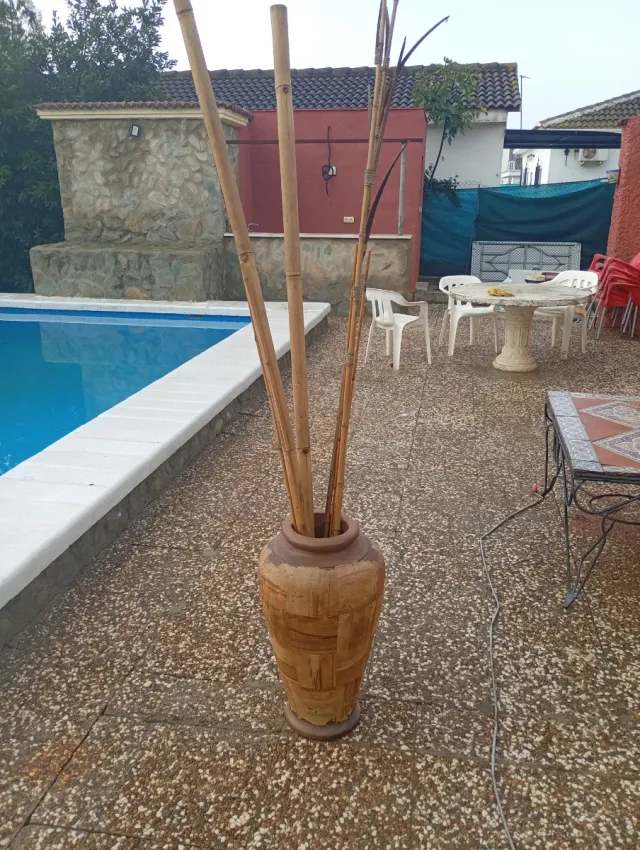 Macetero de madera y bambú