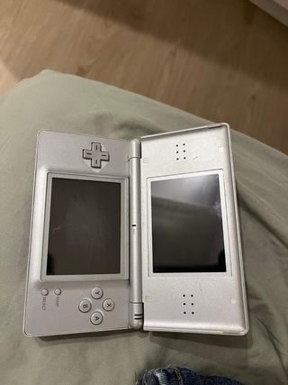 Nintendo DSi Argento + 4 Giochi Game Boy Advance