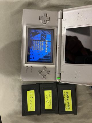 Nintendo DSi Argento + 4 Giochi Game Boy Advance