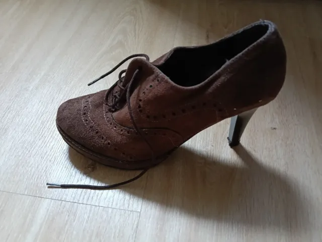 Zapato salón tacón ante marrón