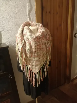 Chal triangular tejido a mano