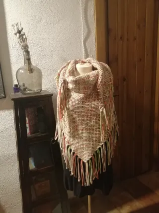 Chal triangular tejido a mano