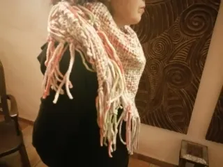 Chal triangular tejido a mano