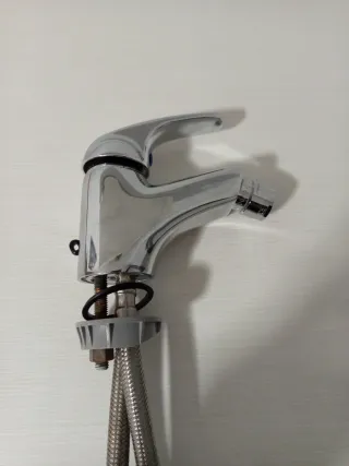 Grifo de lavabo o bidé cromado