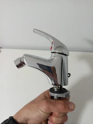 Grifo de lavabo o bidé cromado