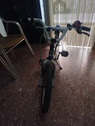 Bicicleta infantil blanca y azul