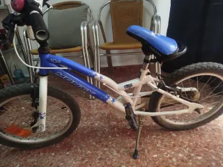 Bicicleta infantil blanca y azul