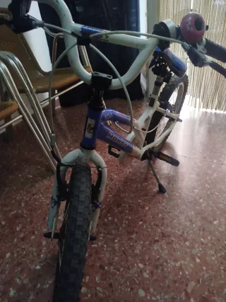 Bicicleta infantil blanca y azul