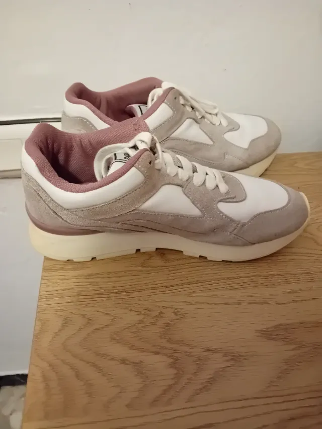 Zapatillas deportivas grises y rosas
