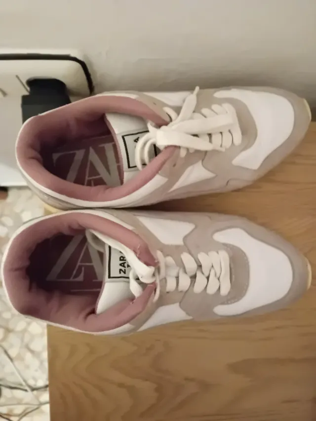 Zapatillas deportivas grises y rosas