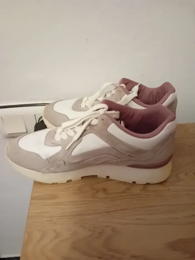 Zapatillas deportivas grises y rosas