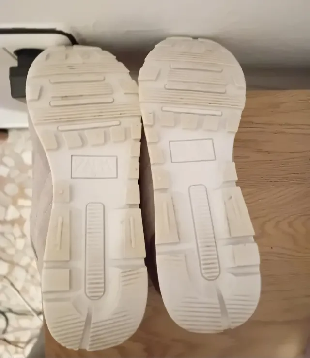 Zapatillas deportivas grises y rosas