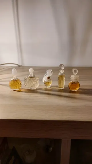 Lotto di 5 miniature di profumi. Vintage.