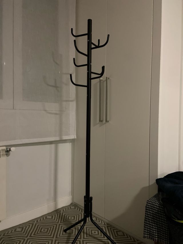 Perchero de pie negro mate