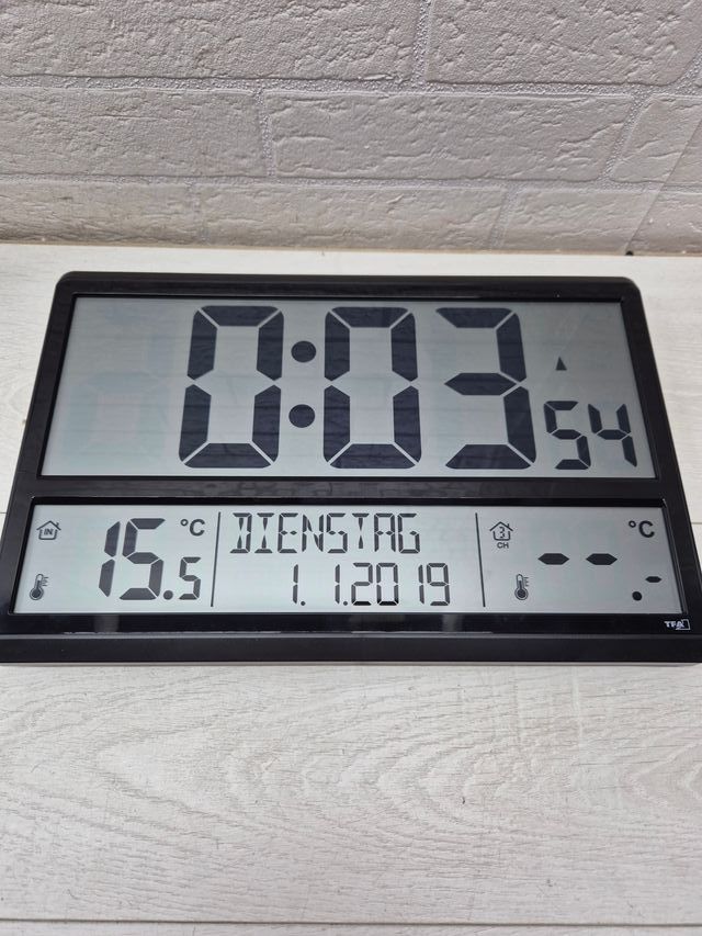 Relógio de parede digital com temperatura