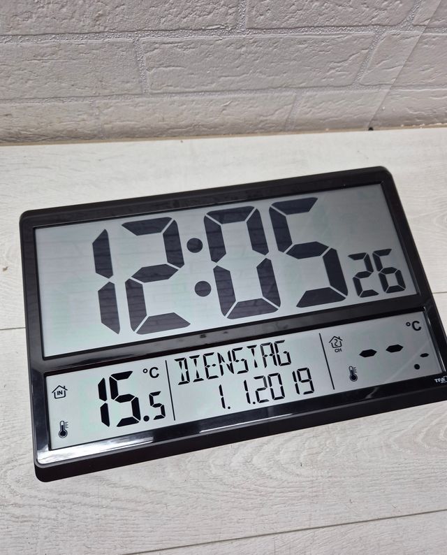 Relógio de parede digital com temperatura