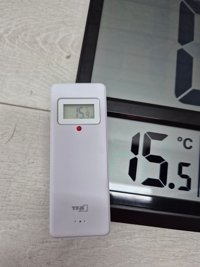 Relógio de parede digital com temperatura