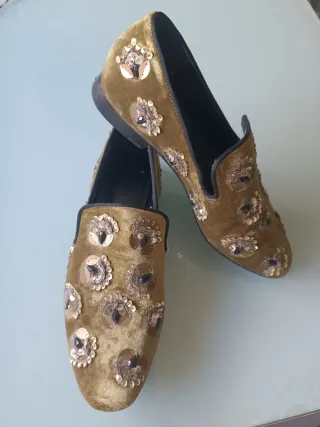 Mocasines ante verde con pedrería