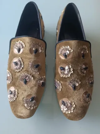 Mocasines ante verde con pedrería