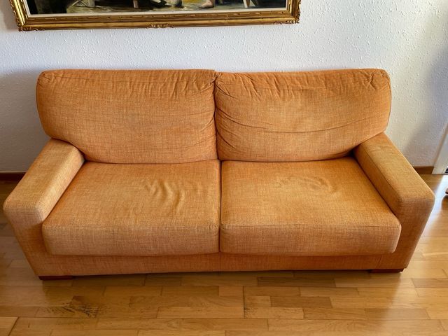 Sofá naranja de tela