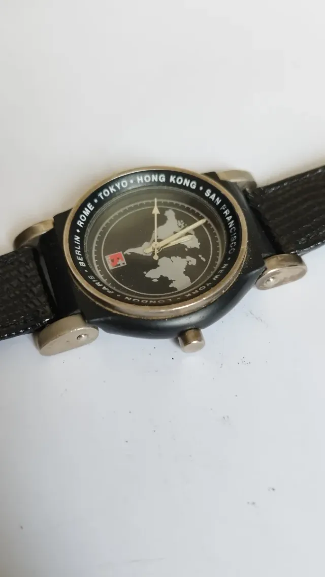 Reloj Mundo Negro y Plateado, de cuarzo, funciona