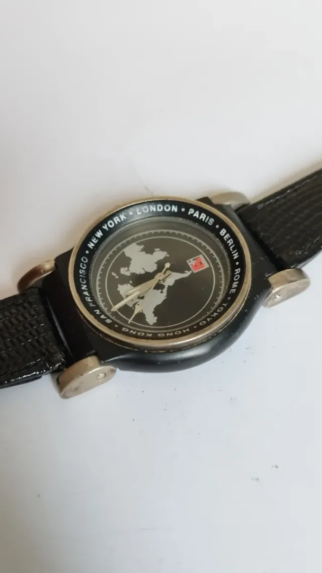 Reloj Mundo Negro y Plateado, de cuarzo, funciona