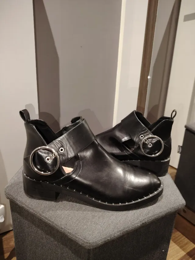 Botines negros con hebilla