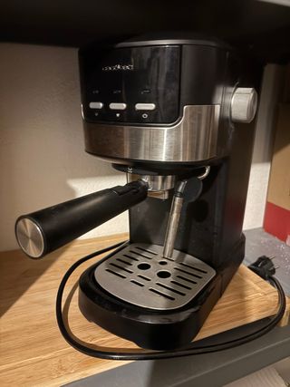 Cafetera Cecotec Negra y Plateada