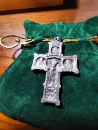 Cruz de plata labrada