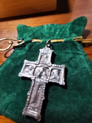 Cruz de plata labrada