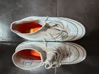 Botas de fútbol blancas