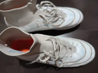 Botas de fútbol blancas