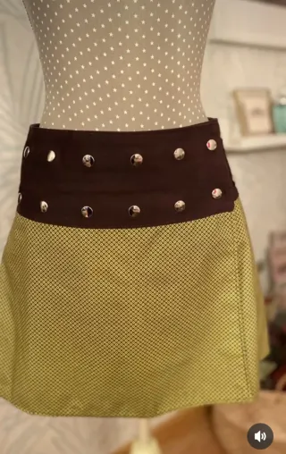 Falda reversible marrón y verde