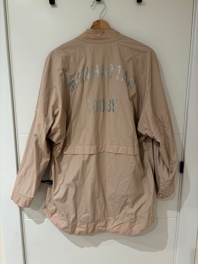 Chaqueta gabardina rosa y gris