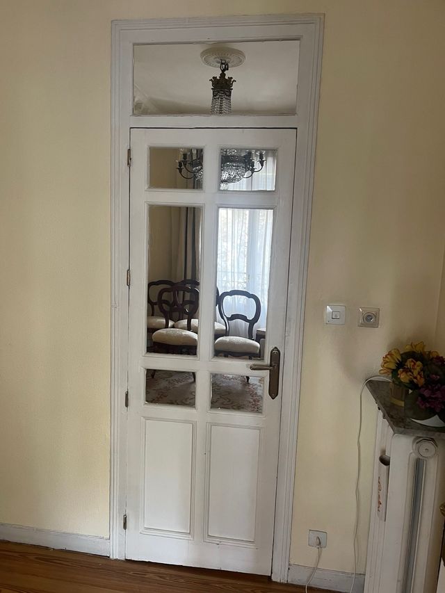 Puerta estilo modernista con espejos