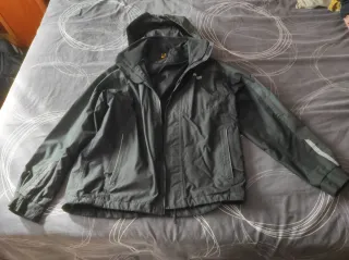 Chaqueta Impermeable Dewalt negra y gris