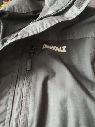 Chaqueta Impermeable Dewalt negra y gris