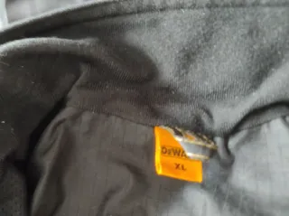 Chaqueta Impermeable Dewalt negra y gris