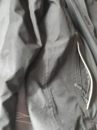 Chaqueta Impermeable Dewalt negra y gris