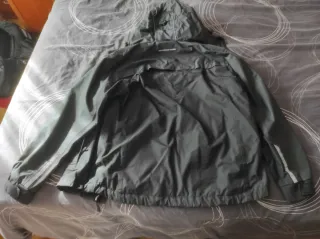 Chaqueta Impermeable Dewalt negra y gris