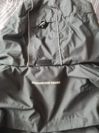 Chaqueta Impermeable Dewalt negra y gris