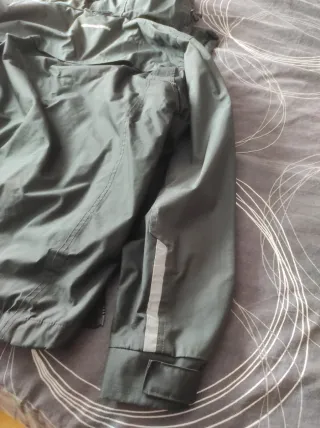 Chaqueta Impermeable Dewalt negra y gris