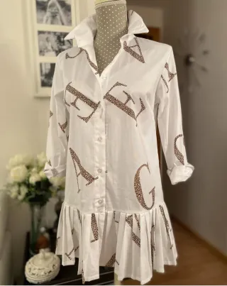 Camisa con faldón de tablas.