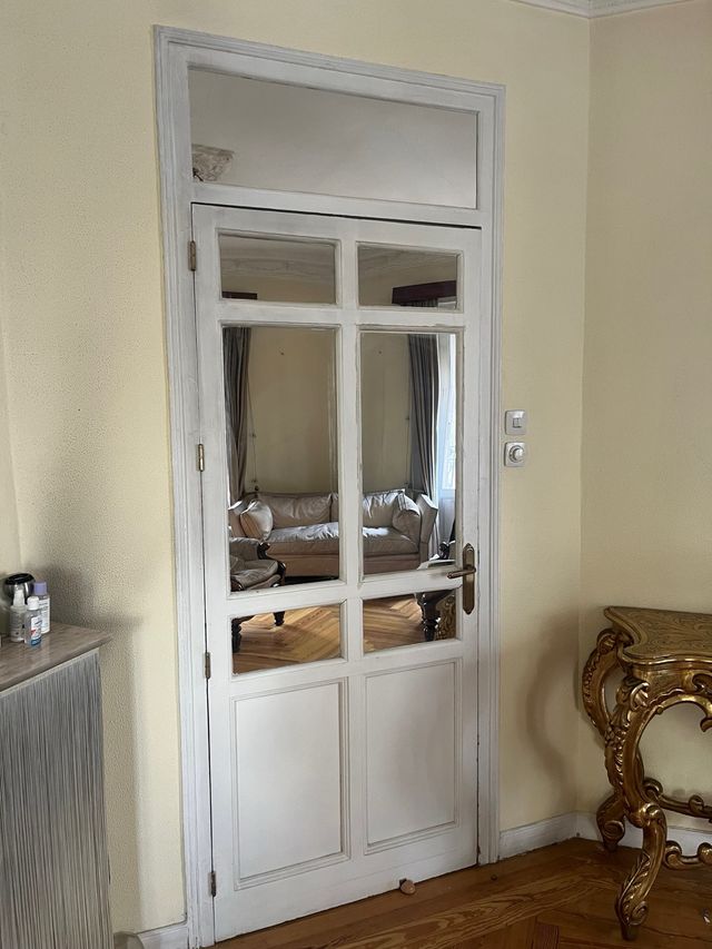 Puerta estilo modernista con espejos