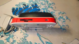 Nintendo 2DS Blanca y Roja con cargador