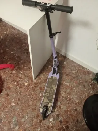 Monopatín infantil morado